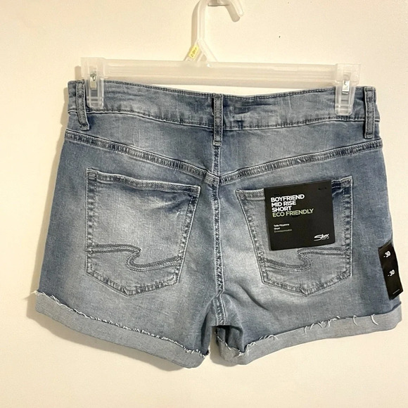 COPY - Sz W25 L4 women Silver Jeans Co. Boyfriend Mid Rise Short with small rips - Picture 5 of 12